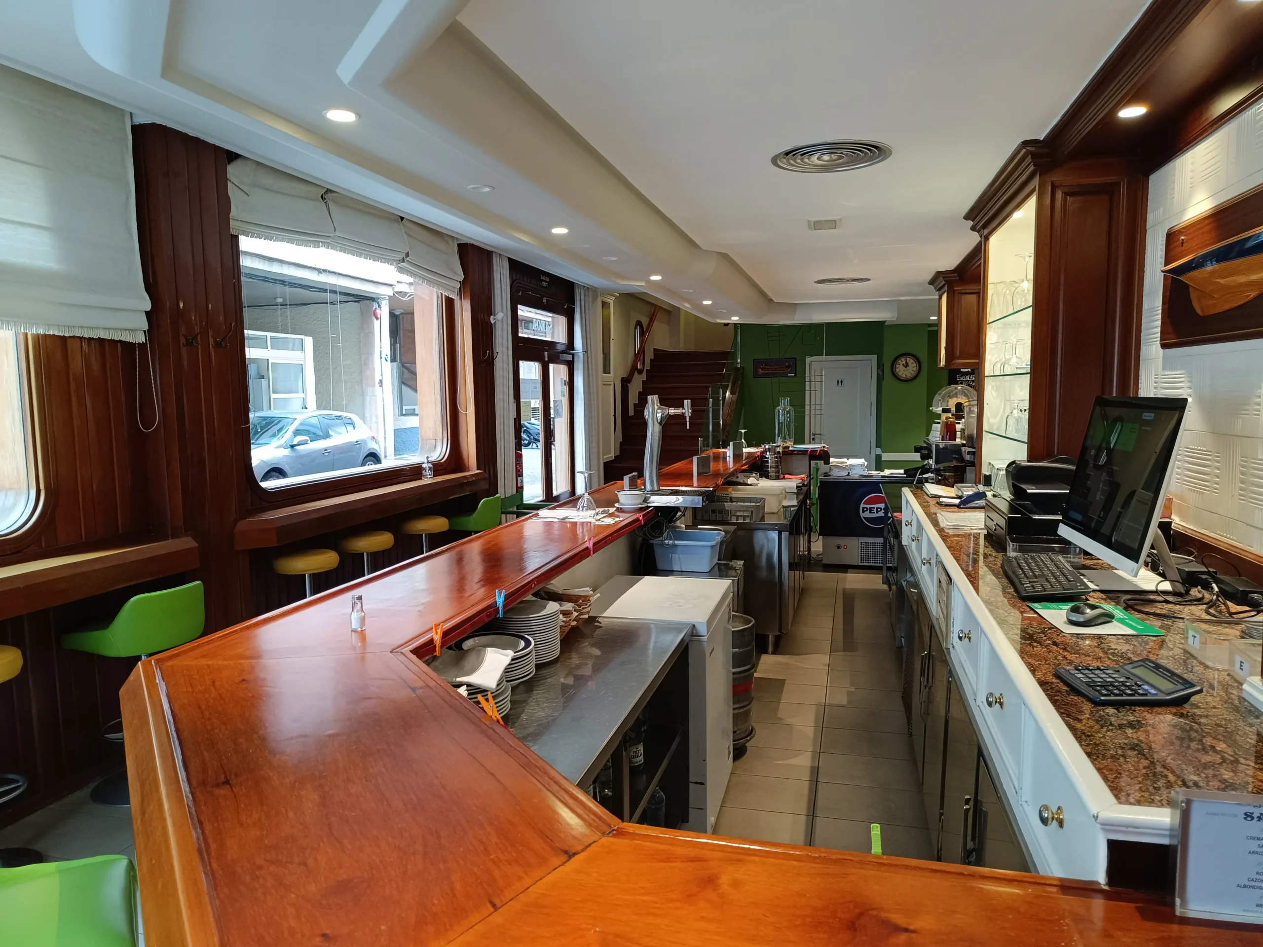 Vista de la barra del Restaurante Samoa desde la entrada principal