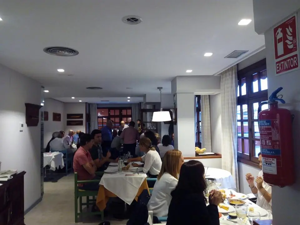 Clientes disfrutando de la comida en el salón del Restaurante Samoa