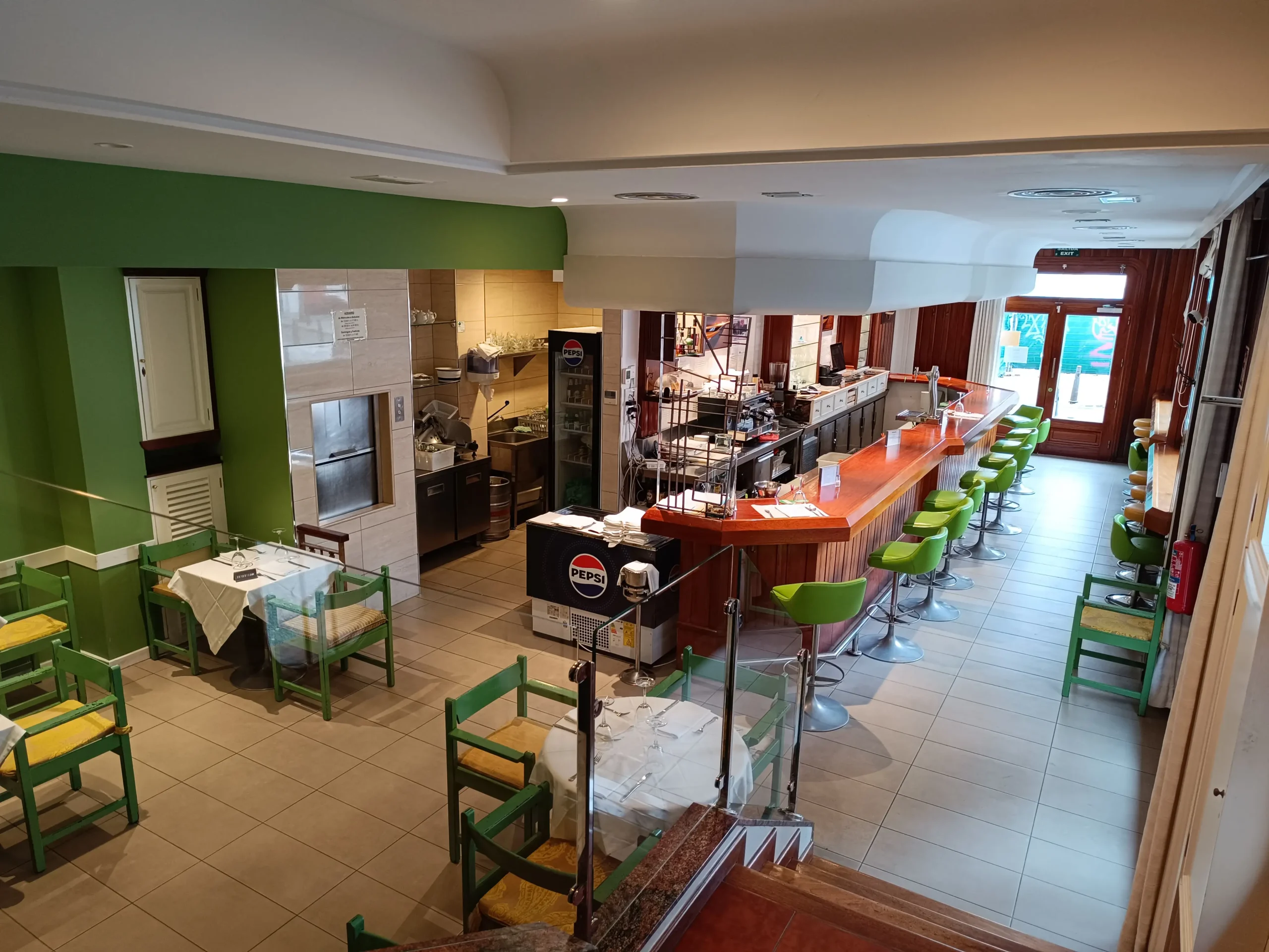 Vista aérea de la barra y el área de comedor del Restaurante Samoa