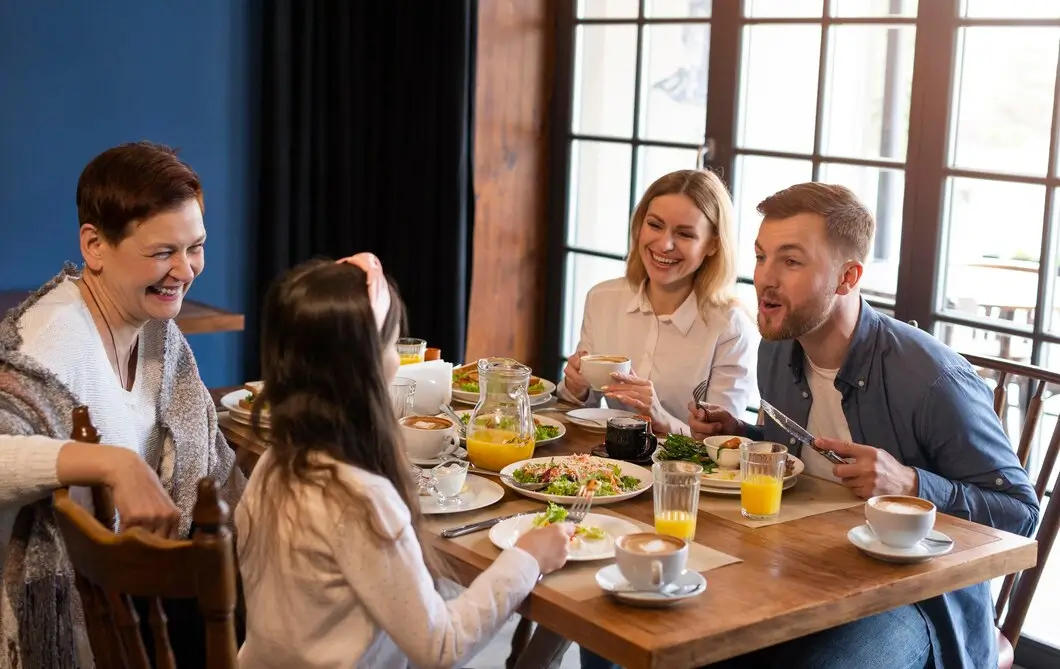 Familia disfrutando de un almuerzo en el Restaurante Samoa