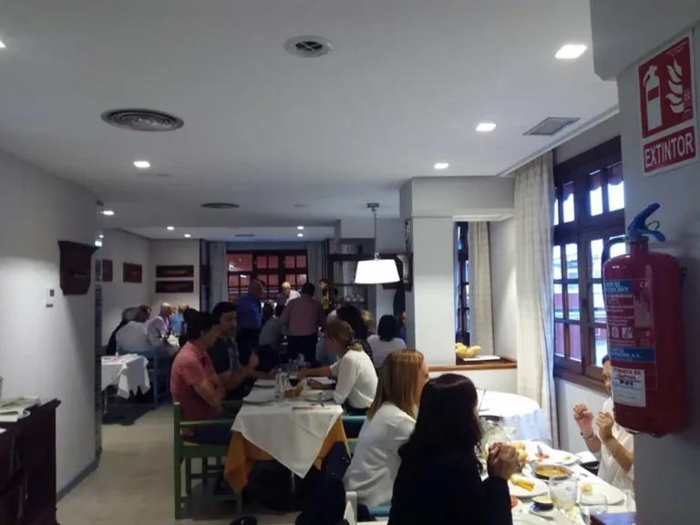 Personas disfrutando de cenas y almuerzos en el Restaurante Samoa